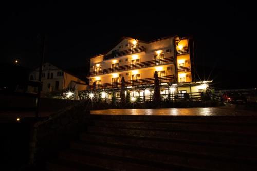 Pensiunea Mirific — 4-Star Luxury Hotel in Dubova, Romania