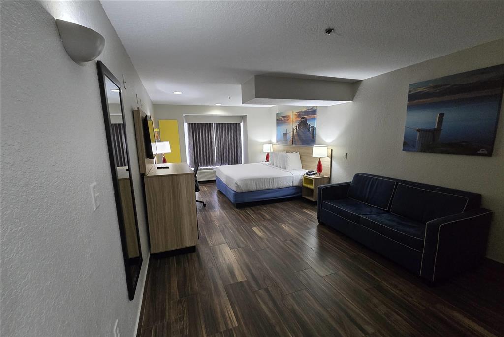 Days Inn & Suites by Wyndham Tampa Raymond James Stadium - photo 51