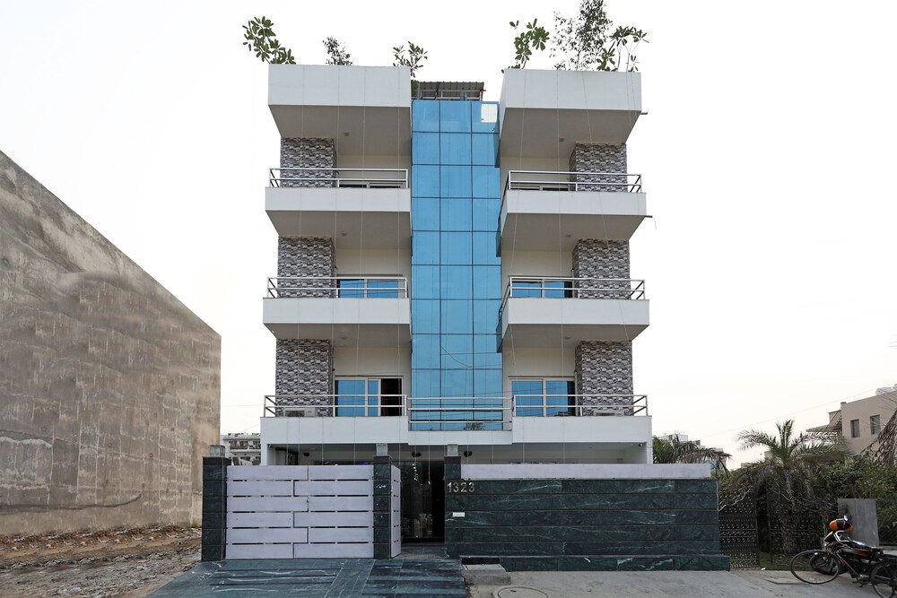 Oyo 10119 Sector 31 - last minute hotel in Gurgaon