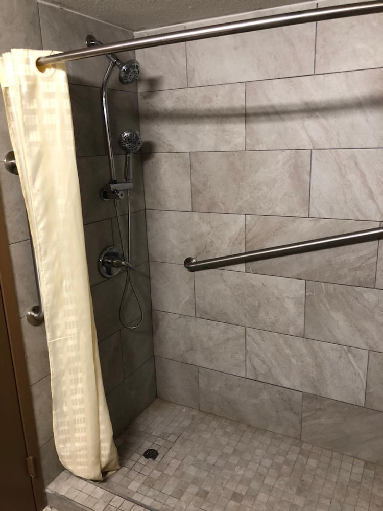 Economy Inn North Randall - photo 28