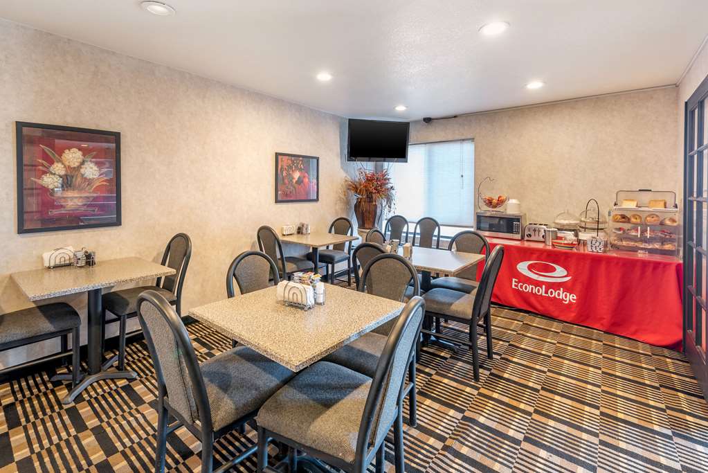 Econo Lodge Pueblo North - photo 25