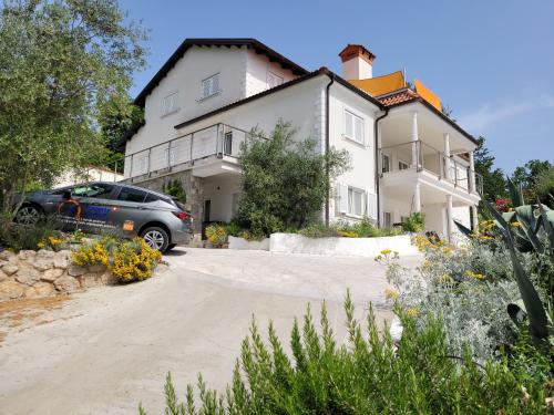 Apartments Chiara mit Meerblick und Pool und Jacuzzi — 4-Star Luxury Hotel in Lovran, Croatia