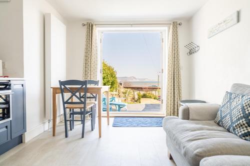 Stunning little house 2 mins from Lyme Regis beach with a sea view Sleeps 4 free parking small dog welcome — 4-Star Luxury Hotel in Lyme Regis, United Kingdom