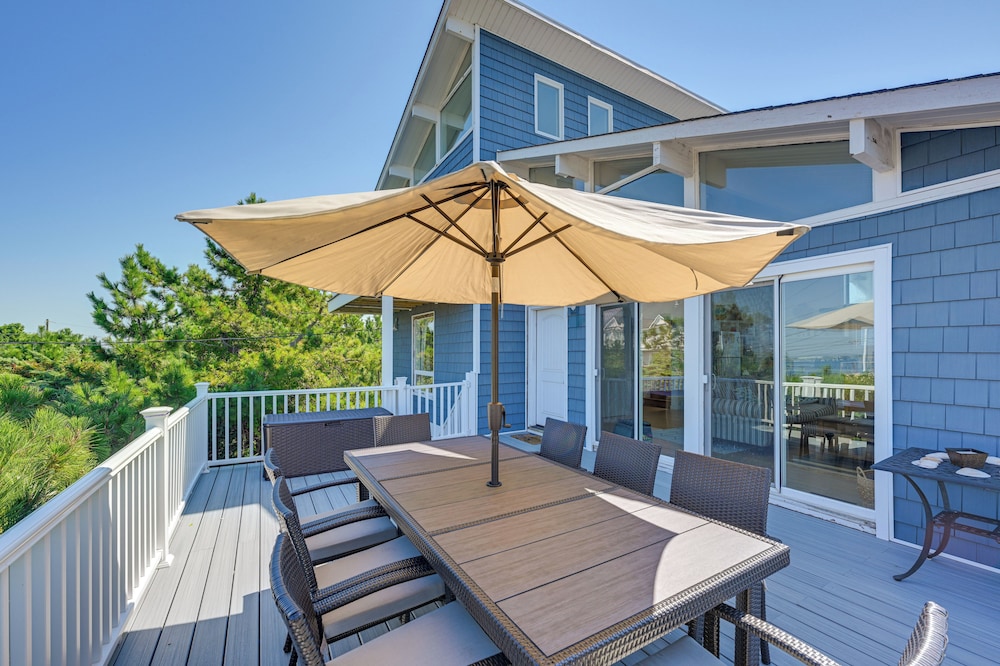 Westhampton Beach Home with Deck And Ocean Views — 4-Star Luxury Hotel in Long Island City, United States