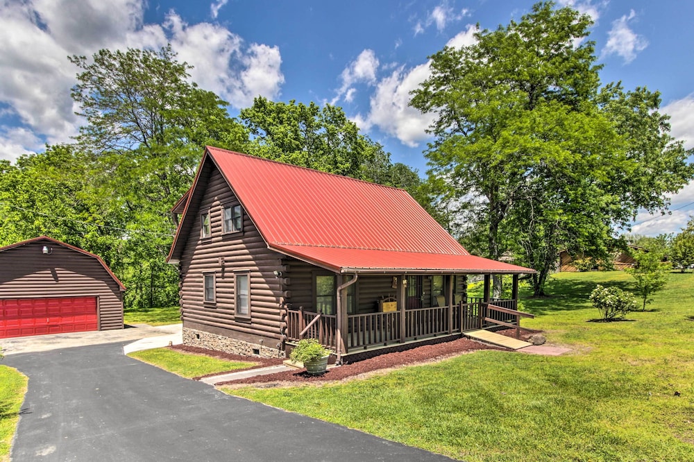Rustic Cabin with Screened Deck 8 Mi to Dollywood — 4-Star Luxury Hotel in Sevierville, United States