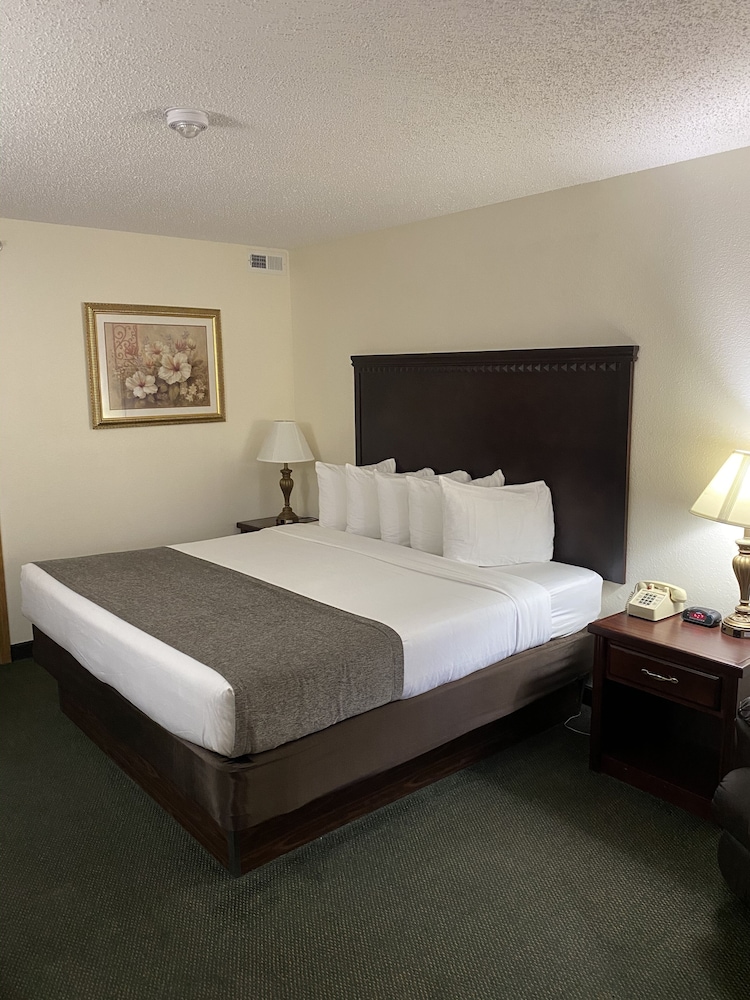 Brookwood Inn - photo 13