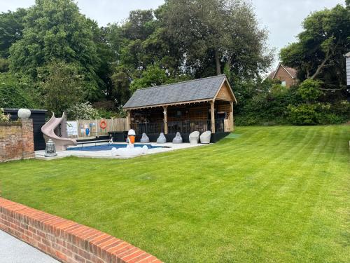The Barn Swimming Pool And Hot Tub Stay — 5-Star Luxury Hotel in Dover, United Kingdom