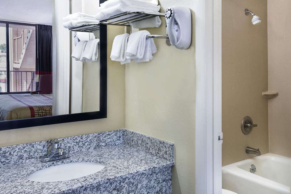 Days Inn by Wyndham Columbus North Fort Moore - photo 7