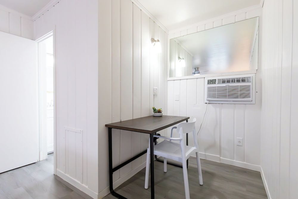 Anchor Bay Inn and Suites - photo 11