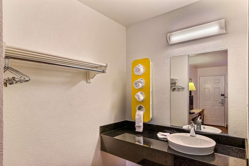 Motel 6 Pinole CA - photo 20