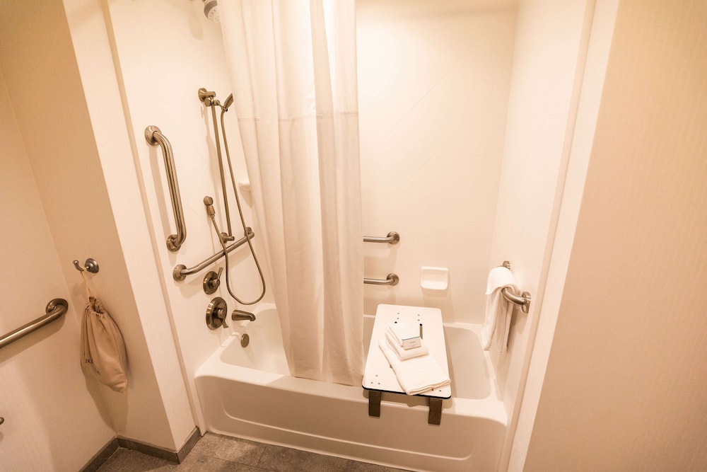 Hampton Inn & Suites Mishawaka South Bend at Heritage Square - photo 36