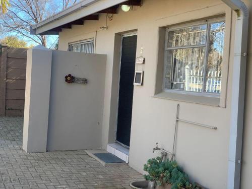 Evening Star Guesthouse — 4-Star Luxury Hotel in Fichardtpark, South Africa