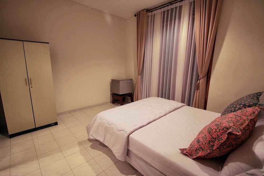 Family Only Villa with Private Pool & Hill View De Reiz Dago Syariah 3BR — 4-Star Luxury Hotel in Bandung, Indonesia