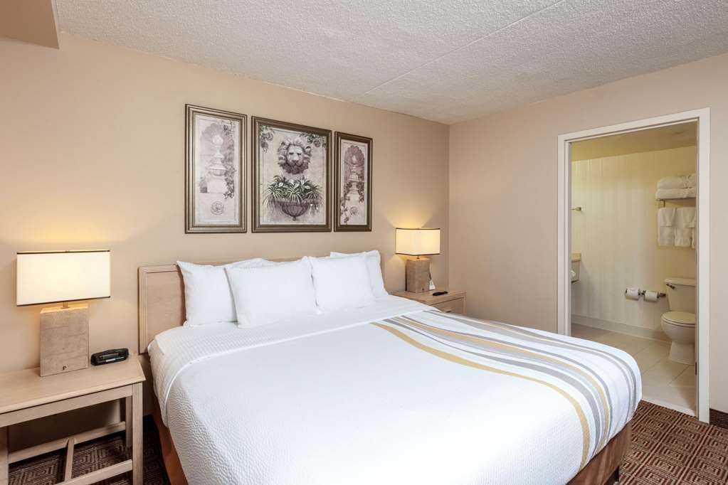 La Quinta Inn & Suites by Wyndham Garden City - photo 51