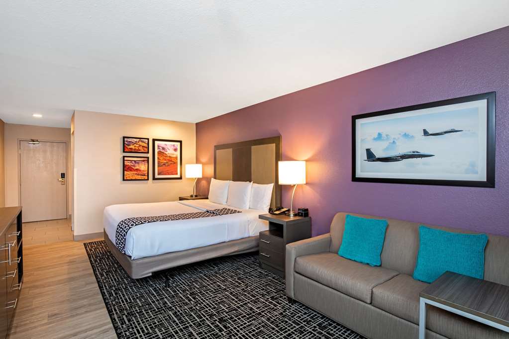 La Quinta Inn & Suites by Wyndham Las Vegas Nellis - photo 15
