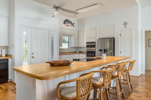 New Listing Spotlight Pink Palace — Dauphin Island — photo 5