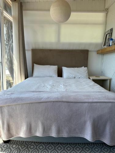 Independent quaint flat close to beach