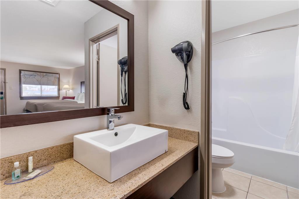 Quality Inn & Suites I 10 near Fiesta Texas - photo 13
