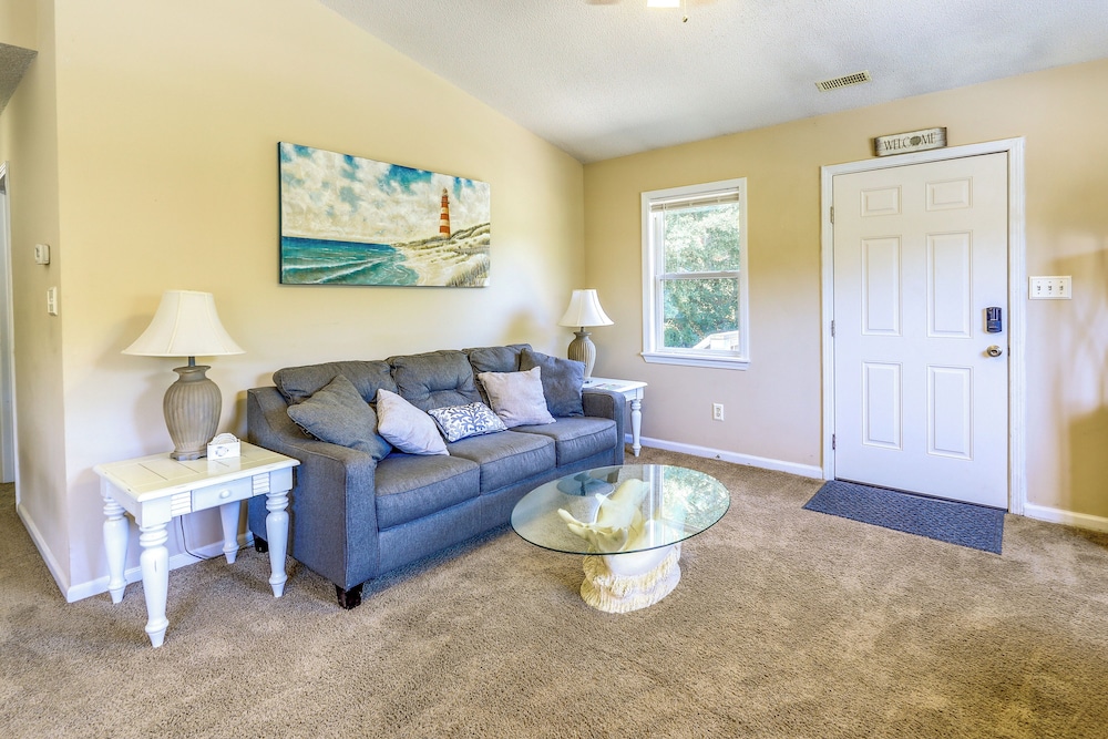 Charming Emerald Isle Escape 1 Mi to Beach — hotel in Emerald Isle