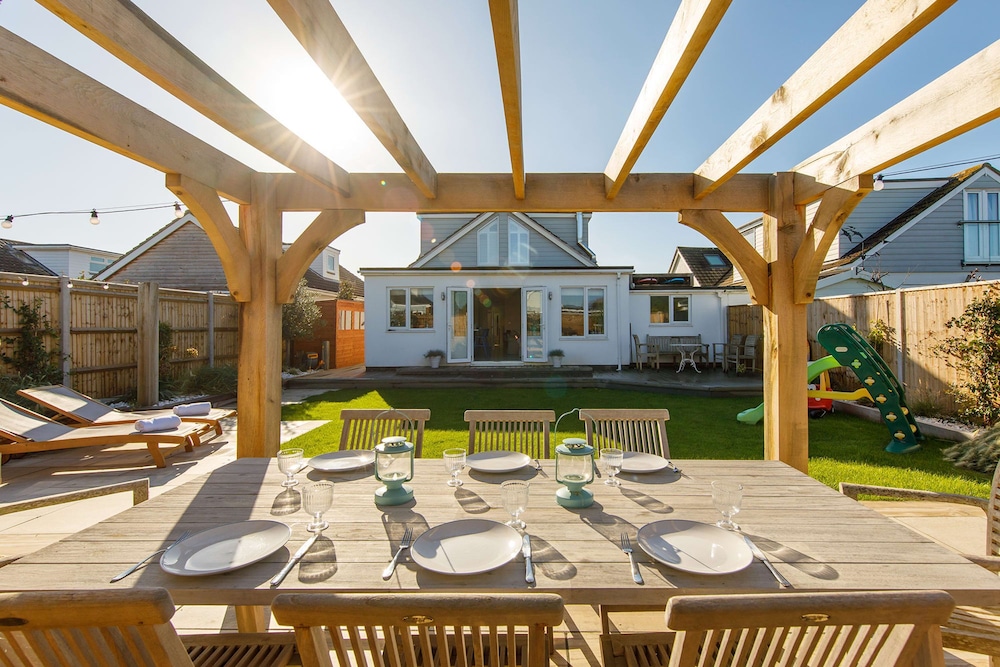 4BR Beach House sleeps 10 5 mins walk to the Sea — 4-Star Luxury Hotel in Chichester, United Kingdom