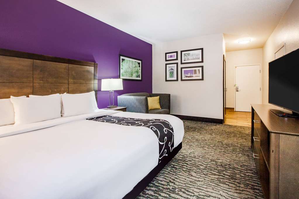 La Quinta Inn & Suites by Wyndham Elkhart - photo 18