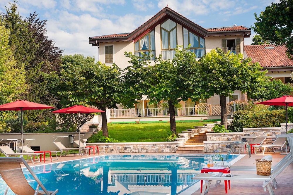 Olea Dei Holiday Apartments — 4-Star Luxury Hotel in San Felice Del Benaco, Italy