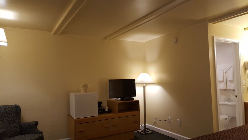 Captain's Quarters Motel - photo 8