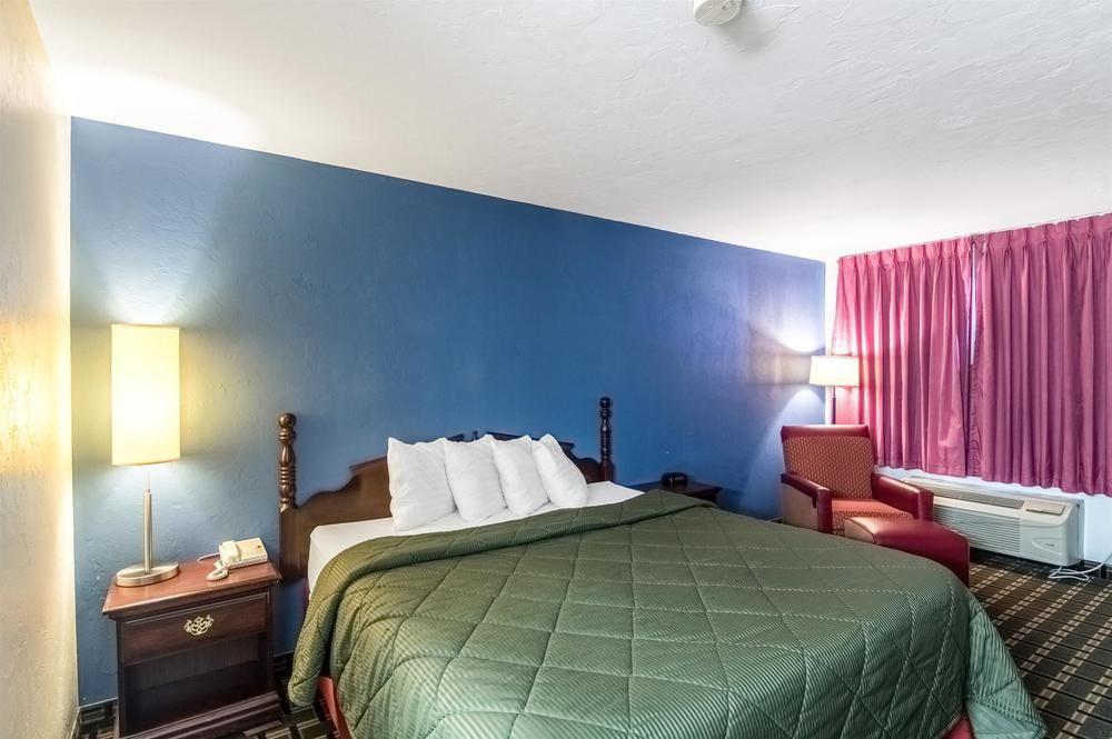 Premier Inn & Suites - photo 6