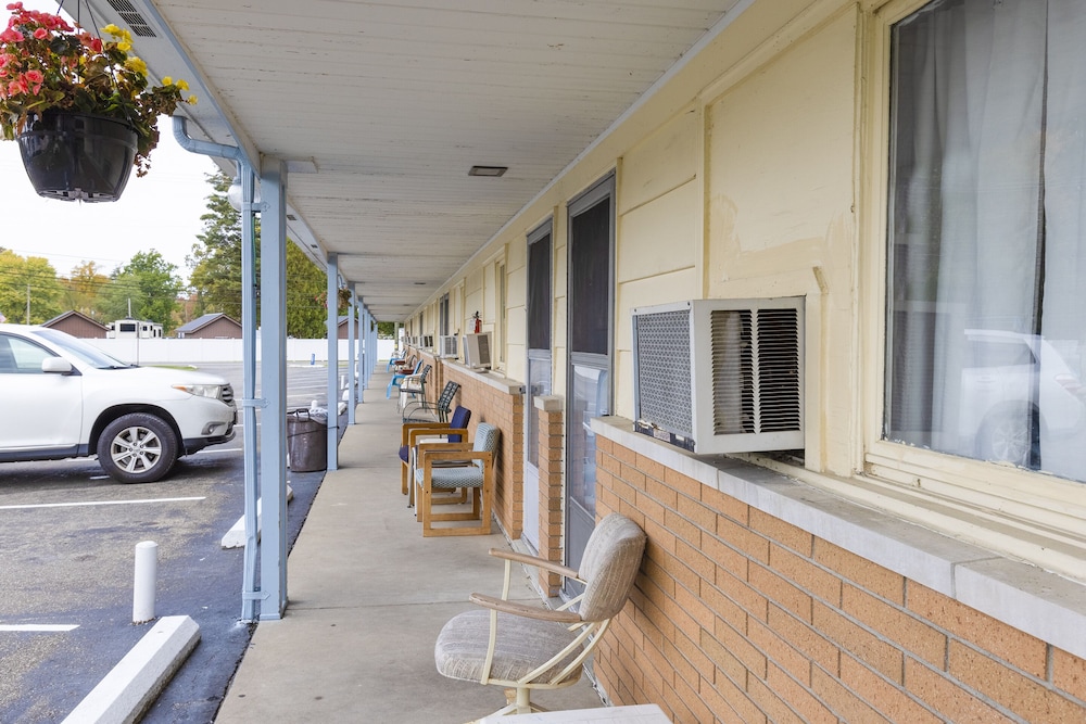 Parkside Motel by OYO Meadville Conneaut Lake - photo 54