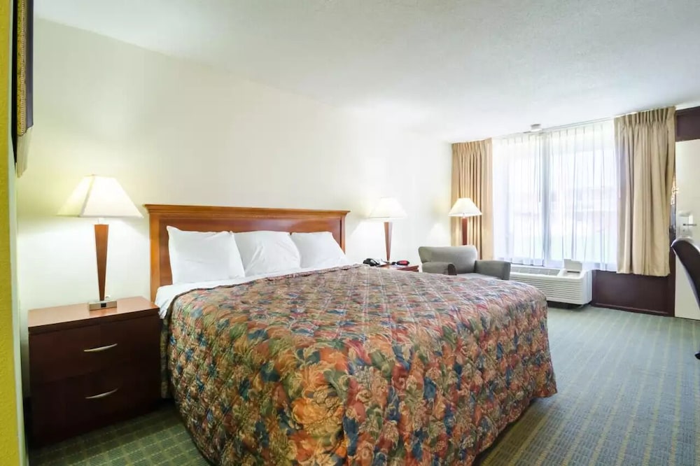 Rodeway Inn & Suites Greensboro Southeast - photo 4