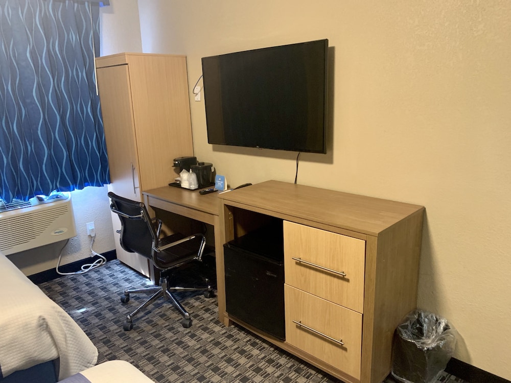 Days Inn by Wyndham Brooklyn Borough Park - photo 23