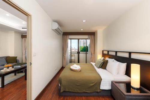 Jungle Dream King Bed Oasis with Balcony & High Speed WiFi