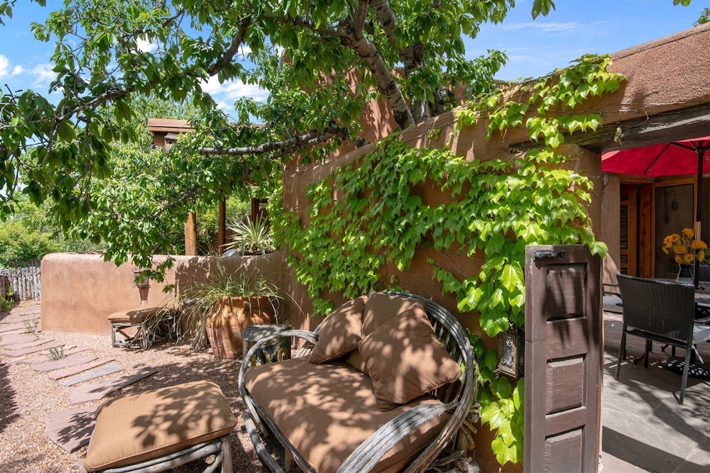 Buena Suerte Quintessential Eastside Pied a terre Fabulous Views and Patios Kiva Fireplace Walk to Canyon Rd. and the Plaza - photo 22