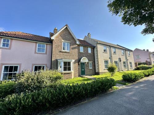 Snowdrop Cottage Part of the The Bay Filey Holiday Village with pool gym and direct beach access pub restaurant tennis and meadows walks — 4-Star Luxury Hotel in Filey, United Kingdom