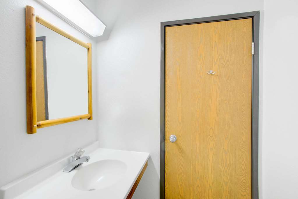 Super 8 by Wyndham Lake George Warrensburg Area - photo 10