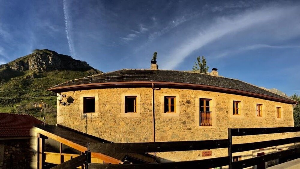 Albergue De Saliencia — Pola De Somiedo