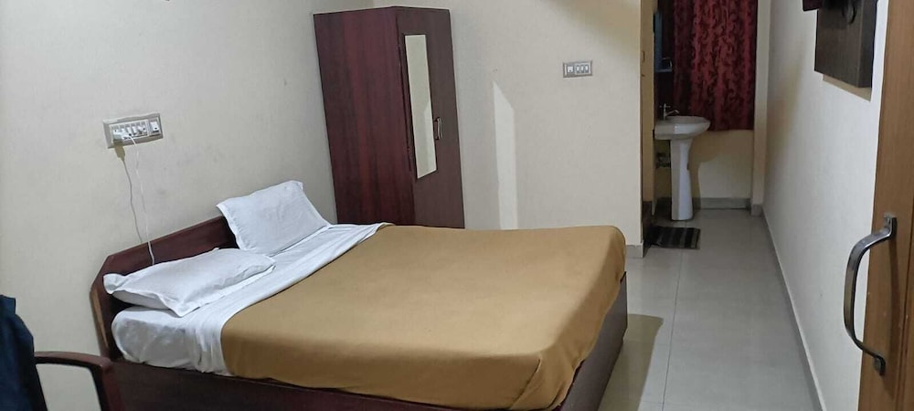 iROOMZ Hotel Vishwa Lodging in Hubli, India