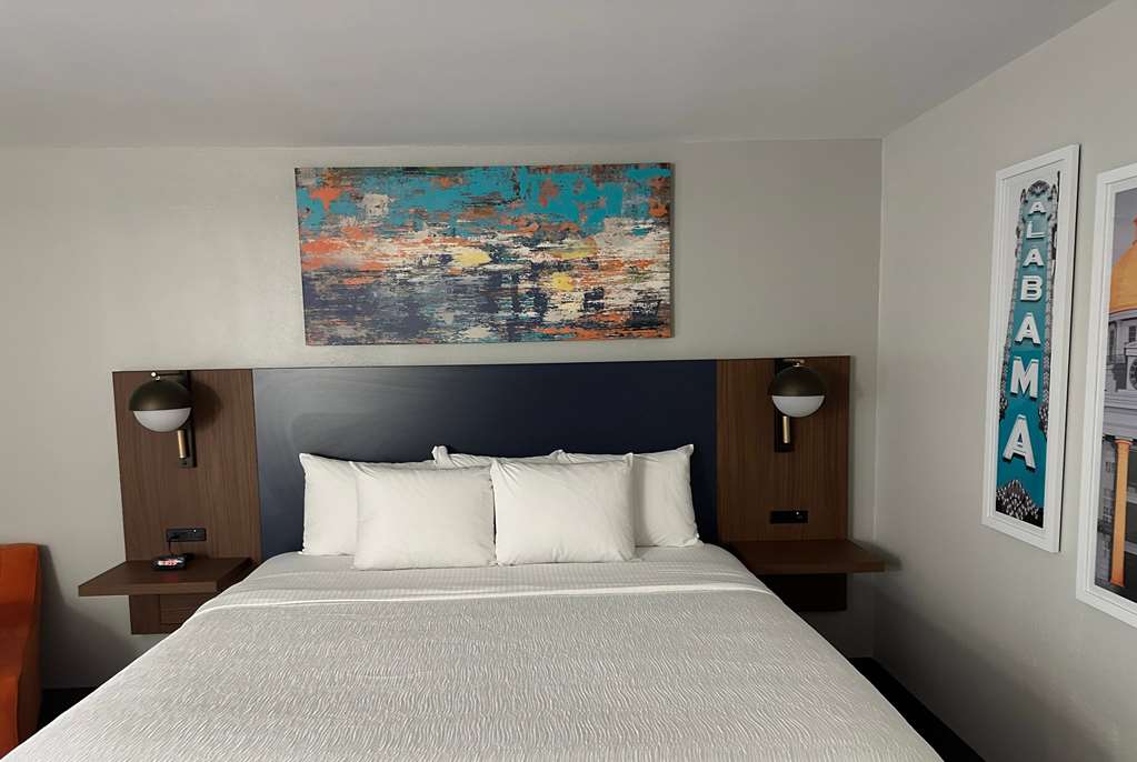 La Quinta Inn & Suites by Wyndham Birmingham Homewood - photo 16