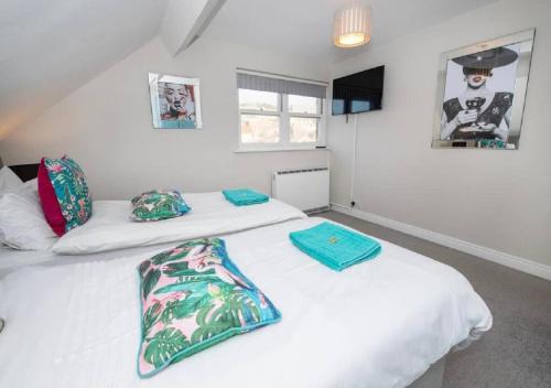 Albatross Top Floor Sea & Castle Views & Parking Space