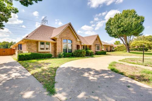 Charming Texas Escape Near Cedar Hill State Park — hotel in Duncanville
