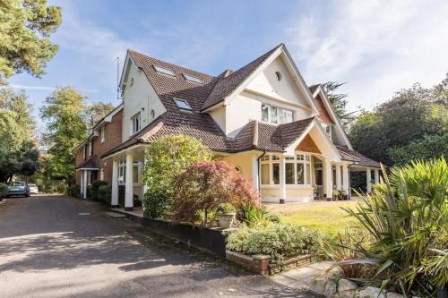 The Gables Penthouse 15 Minute Walk to Branksome Chine Beach — 4-Star Luxury Hotel in Poole, United Kingdom