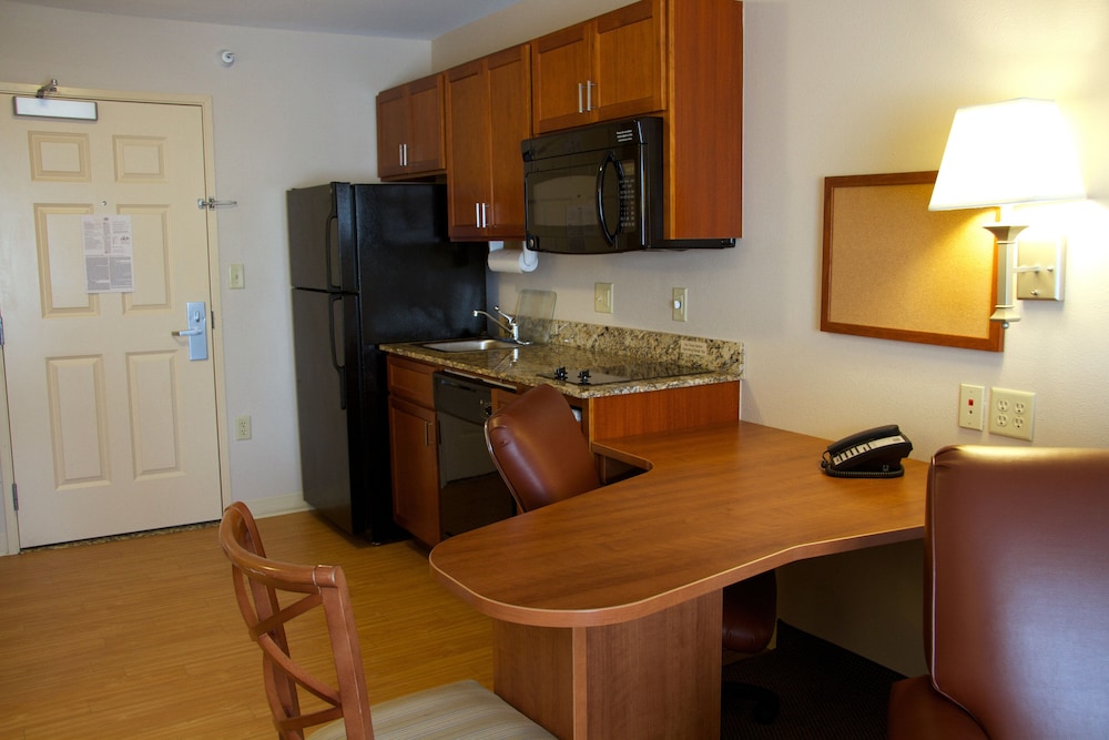 Candlewood Suites Champaign Urbana University Area an IHG Hotel - photo 4