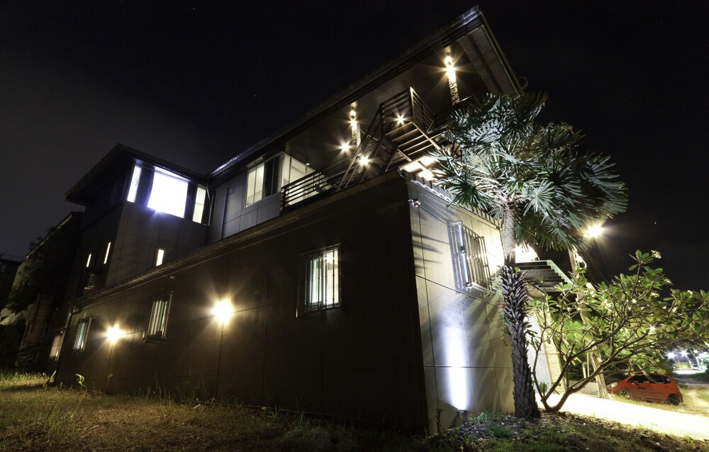 The Promenade Villa by Holiplanet — 4-Star Luxury Hotel in Rawai, Thailand