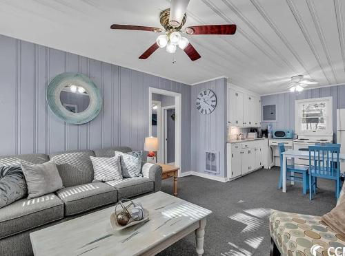 Ocean Breeze 2nd floor walk to beach pet friendly — 4-Star Luxury Hotel in Myrtle Beach, United States