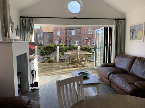 Sophies The Bay 2 bedrooms with ensuites parking with EV point 2 dogs welcome