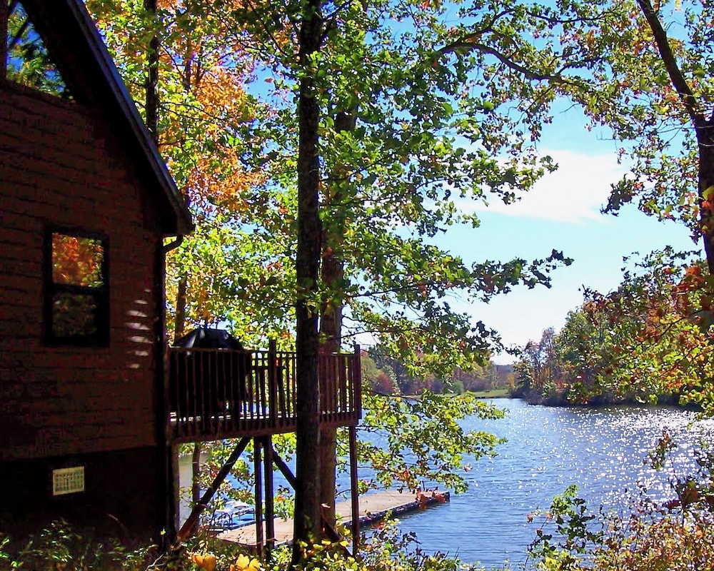 Hocking Hills Lake Gem w Hot Tub Dock 100 Acres — hotel in Hamden