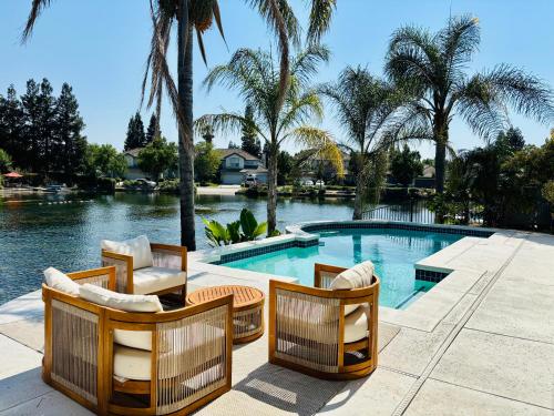 Experience Serenity Luxe 4BDR Lake House 25ft Pool — 4-Star Luxury Hotel in Elk Grove, United States