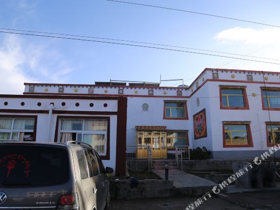 Qinghai Lake Zhaxi Tibetan style Holiday Inn in Gonghe, People's Republic of China