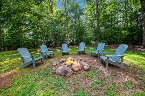 The Loose Caboose Blairsville Ga Lake Views Cozy Fireplace Screened Porch Free Firewood Corn Hole Boards Tire Swing Ha in Blairsville, United States