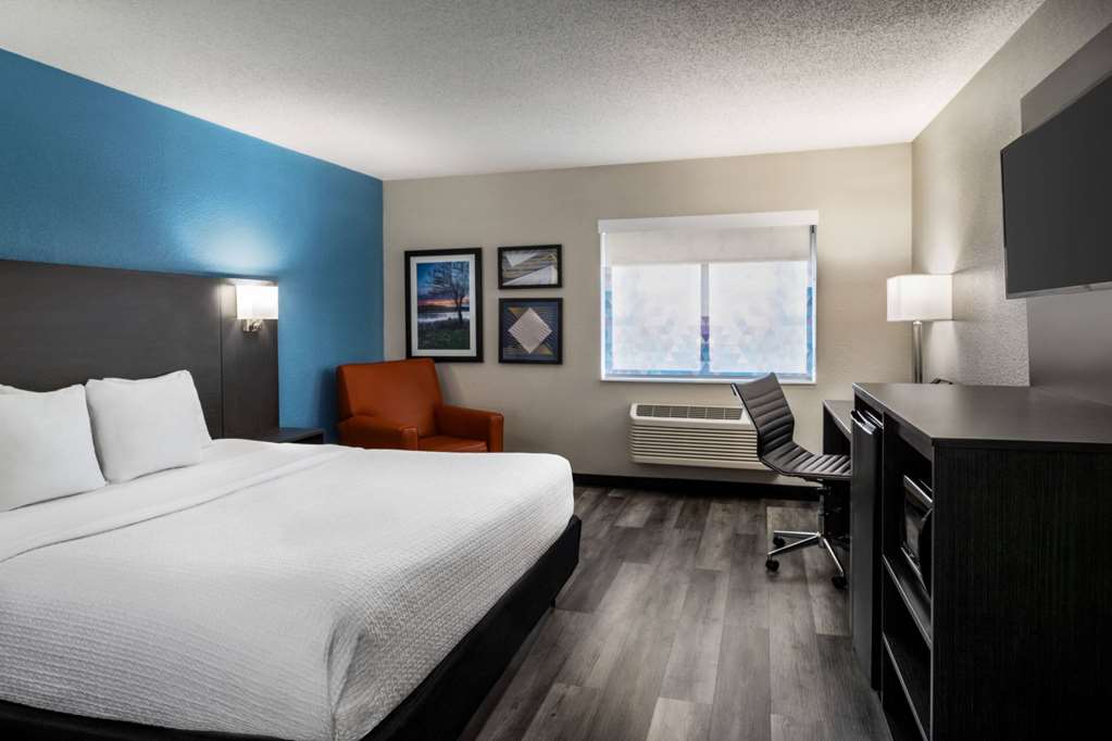 La Quinta Inn & Suites by Wyndham Chicago Tinley Park - photo 21
